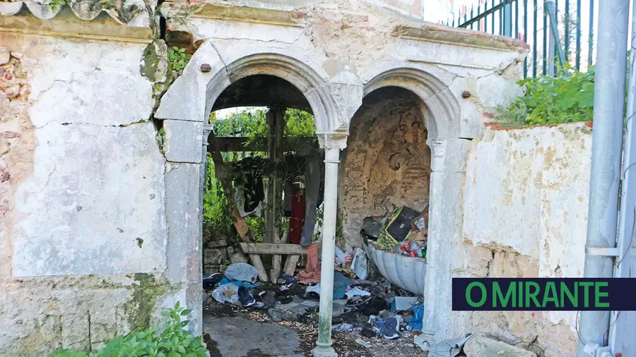 Vive em condições desumanas no oratório da Póvoa de Santa Iria Vive em condições desumanas no oratório da Póvoa de Santa Iria