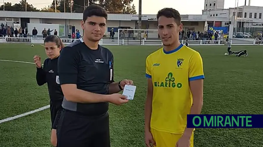 Jogador do Clube Desportivo Salvaterrense recebe cartão branco