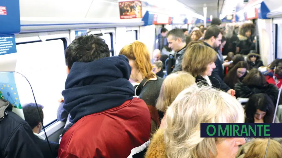 Passageiros viajam como sardinhas em lata entre VFX e Lisboa Passageiros viajam como sardinhas em lata entre VFX e Lisboa