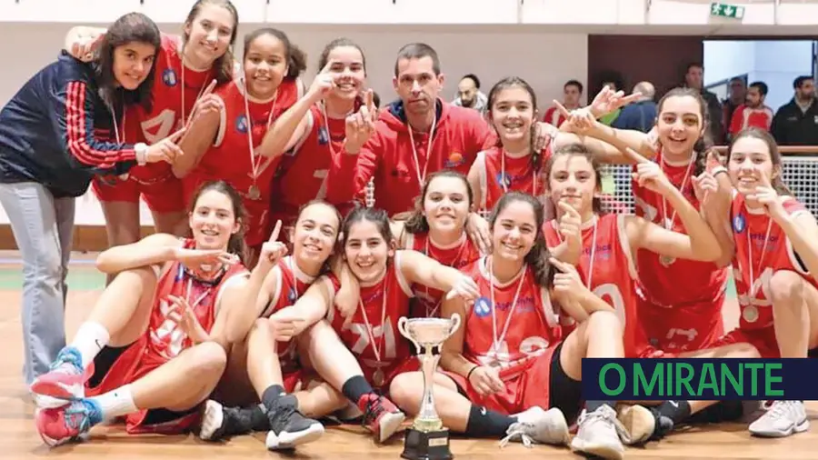 A equipa de sub-16 feminina do Santarém Basket