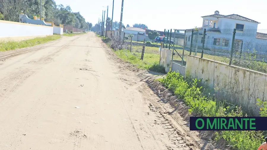 Buracos na Rua Vale Farelos são problema sem solução à vista Buracos na Rua Vale Farelos são problema sem solução à vista