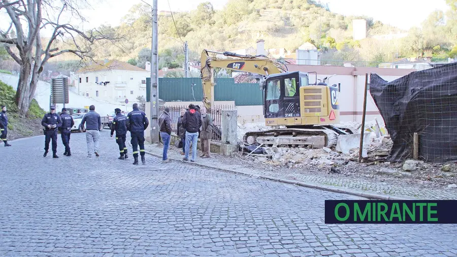 Menos uma casa velha na Ribeira de Santarém