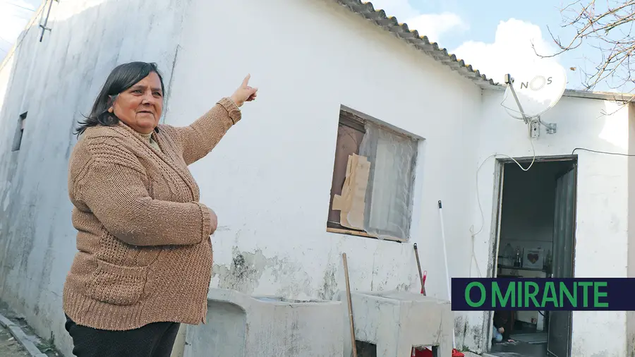 Moradoras aguardam por obras em casas municipais de Santo Antonino