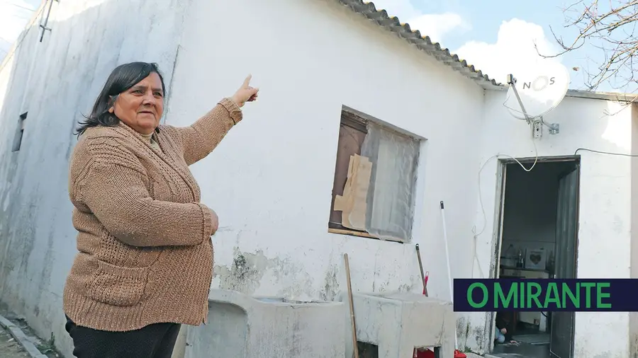 Moradoras aguardam por obras em casas municipais de Santo Antonino Moradoras aguardam por obras em casas municipais de Santo Antonino