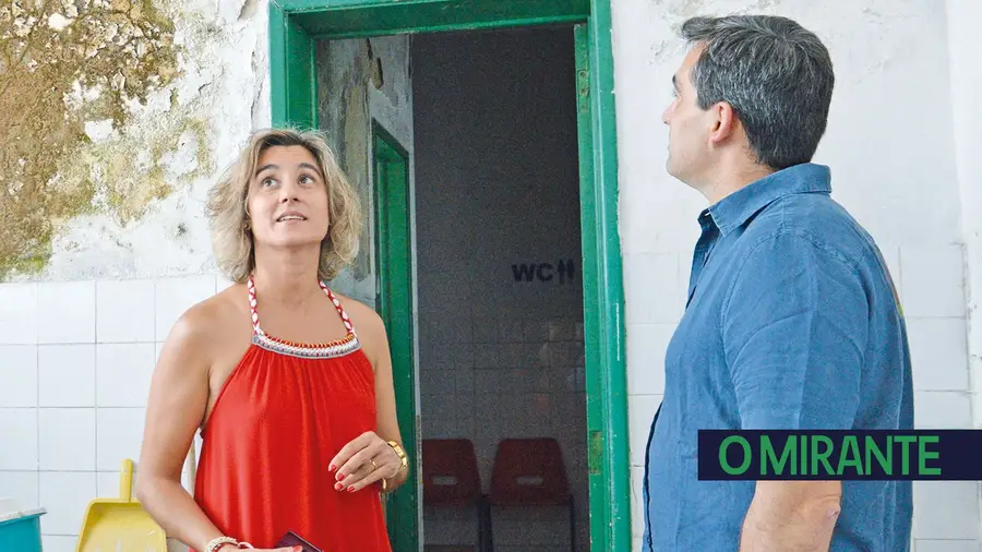 Vestiários dos trabalhadores da Junta de Alhandra são uma vergonha Vestiários dos trabalhadores da Junta de Alhandra são uma vergonha