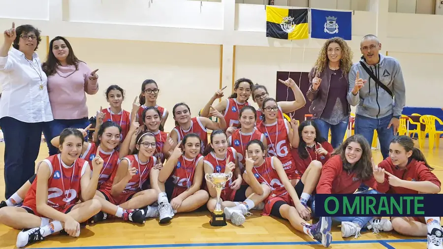 Equipa feminina sub-14 do Santarém Basket campeã regional