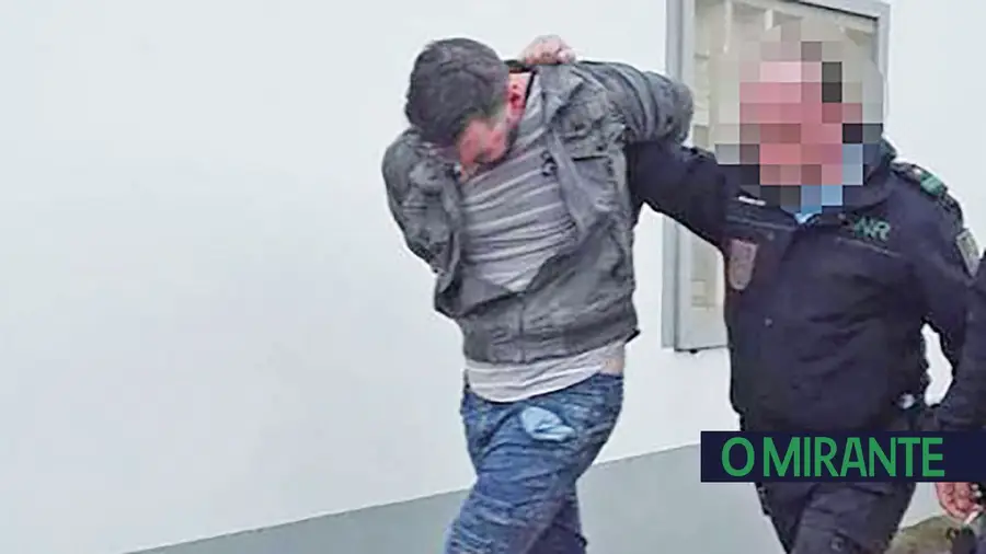 Queria assaltar casa e acabou preso no galinheiro Queria assaltar casa e acabou preso no galinheiro