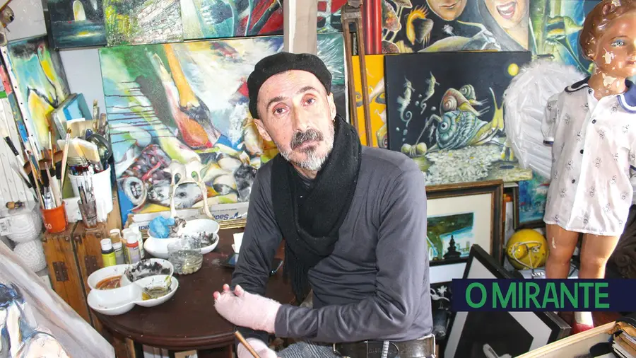Carlos Saramago é um pintor de Mação que sofre de uma doença rara nas mãos e lutou contra dois cancros Carlos Saramago é um pintor de Mação que sofre de uma doença rara nas mãos e lutou contra dois cancros
