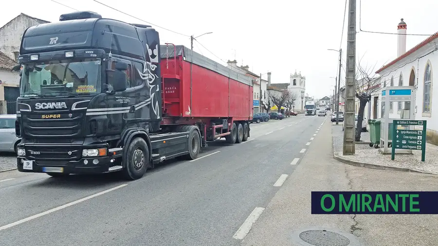 Camiões com resíduos deixam rasto de queixas pelas ruas da Chamusca