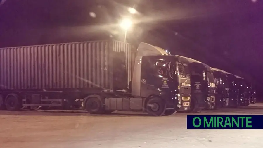 Carros de autarcas de Azambuja apedrejados por camionistas às portas do aterro Carros de autarcas de Azambuja apedrejados por camionistas às portas do aterro
