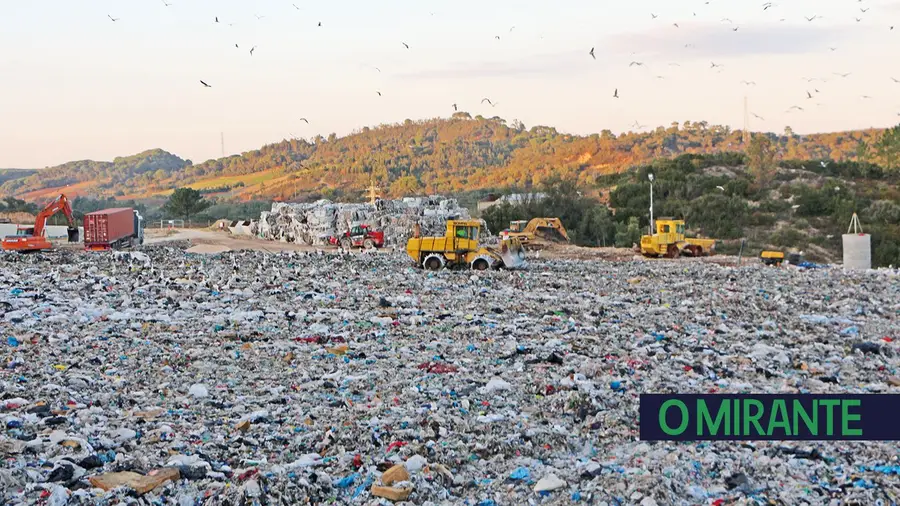 Aterro de Azambuja foi construído sem estudo de impacto ambiental Aterro de Azambuja foi construído sem estudo de impacto ambiental