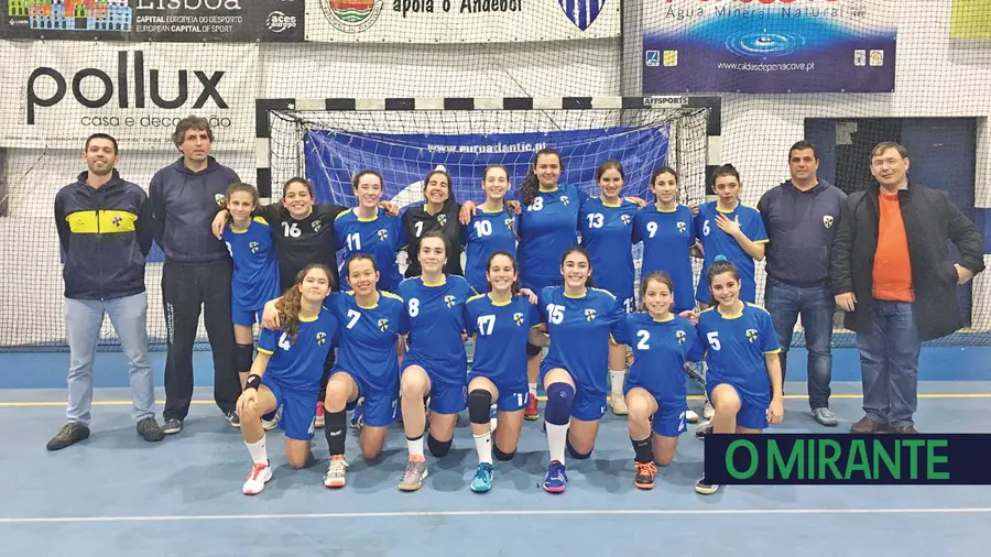 Selecção distrital de andebol feminino na final do torneio nacional de iniciados