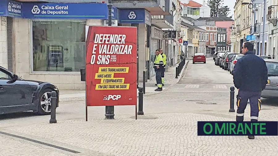 Cartaz do PCP em praça de Alhandra criticado por ex-comunista que lidera a junta Cartaz do PCP em praça de Alhandra criticado por ex-comunista que lidera a junta