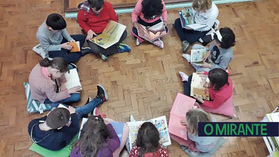Visita de um ex-aluno à escola da Parreira e a sua oferta de livros Visita de um ex-aluno à escola da Parreira e a sua oferta de livros