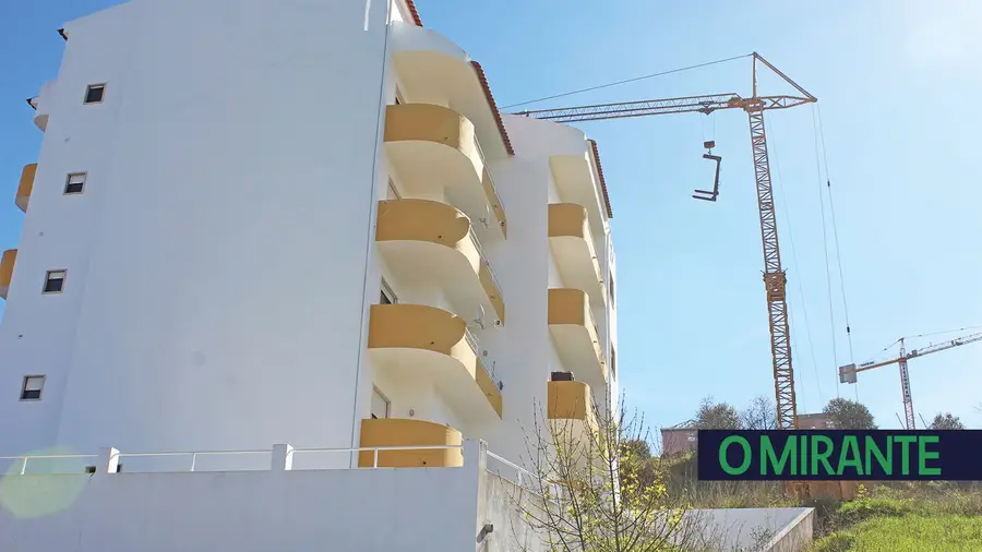 Há dez anos para tirar uma grua de uma rua de Abrantes