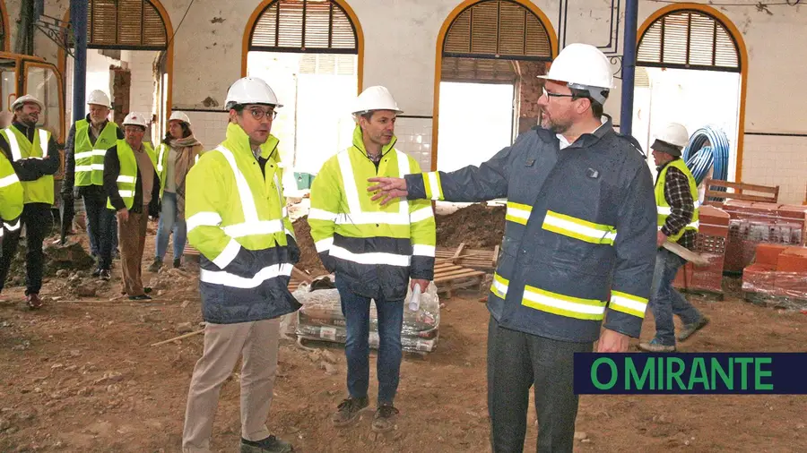 Obras suspensas no mercado de Santarém para se reforçar estrutura do edifício