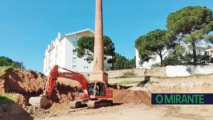 Demolição de chaminé industrial em Alferrarede provoca críticas Demolição de chaminé industrial em Alferrarede provoca críticas