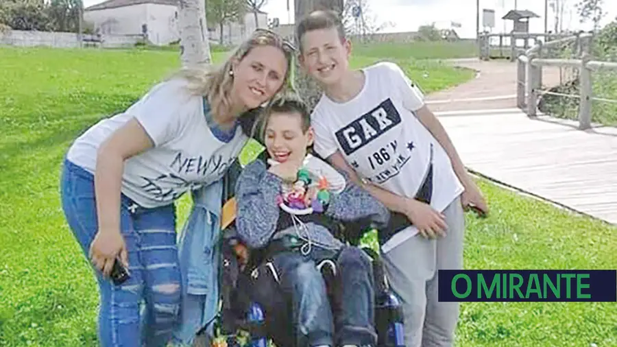 Jovem com paralisia cerebral precisa de cadeiras de rodas