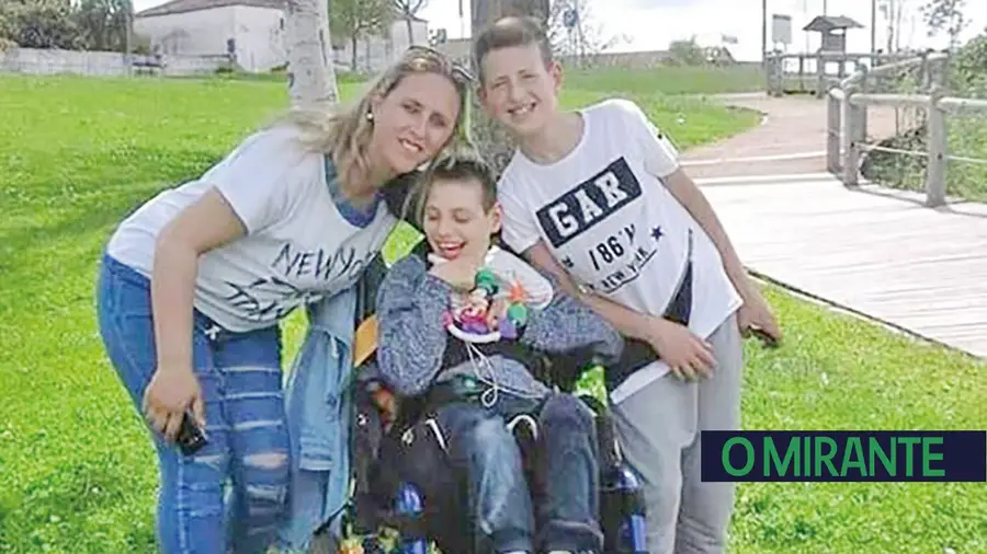 Jovem com paralisia cerebral precisa de cadeiras de rodas Jovem com paralisia cerebral precisa de cadeiras de rodas