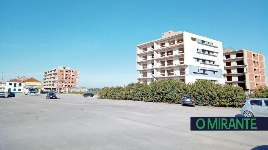 Ocupações ilegais nos prédios inacabados no Campo Infante da Câmara