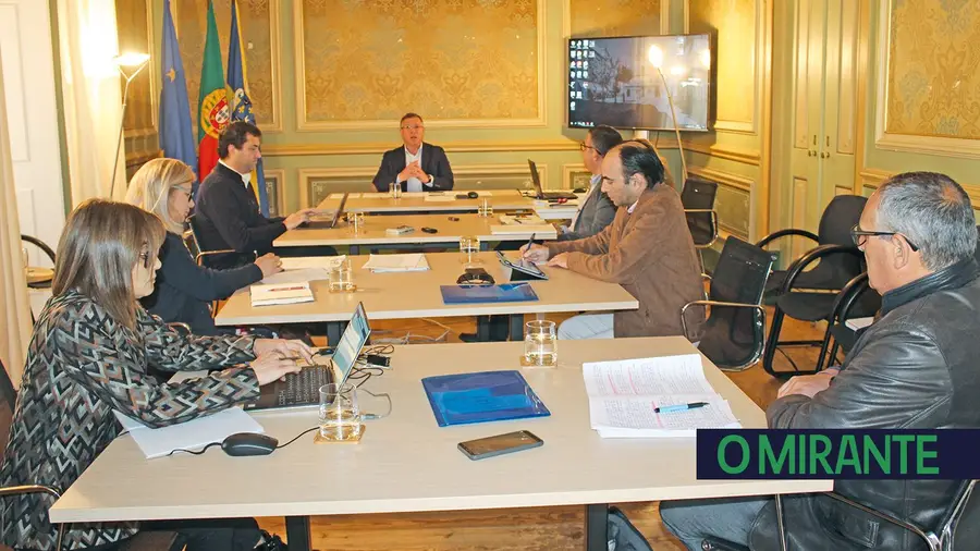 Abrantes dá exemplo na organização da reunião de câmara para permitir jornalistas na sala Abrantes dá exemplo na organização da reunião de câmara para permitir jornalistas na sala