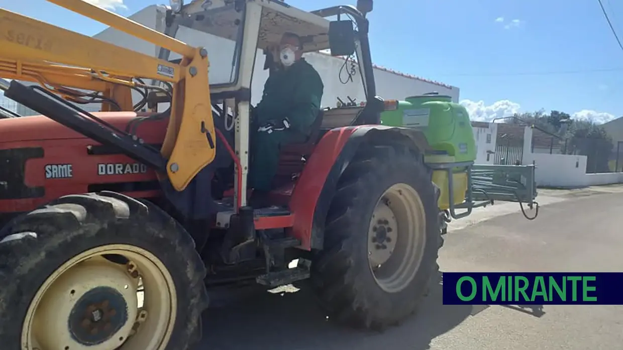 Agricultores desinfectam ruas de Achete, Azoia de Baixo e Póvoa de Santarém