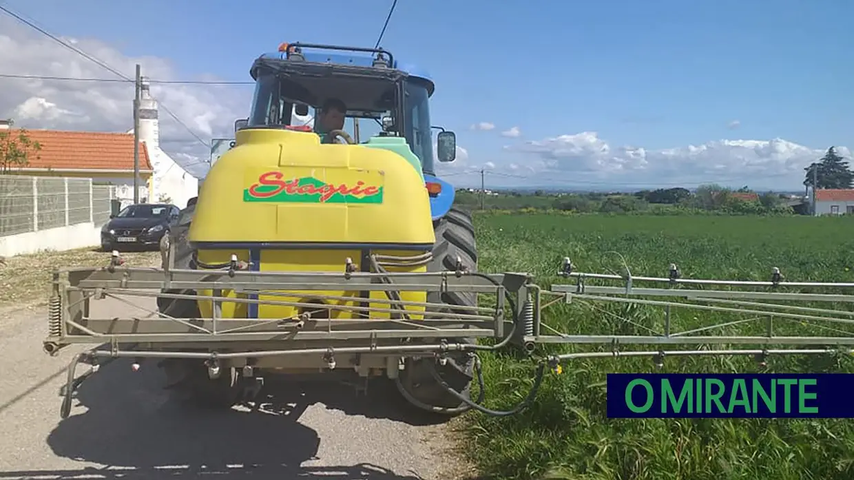 Agricultores desinfectam ruas de Achete, Azoia de Baixo e Póvoa de Santarém