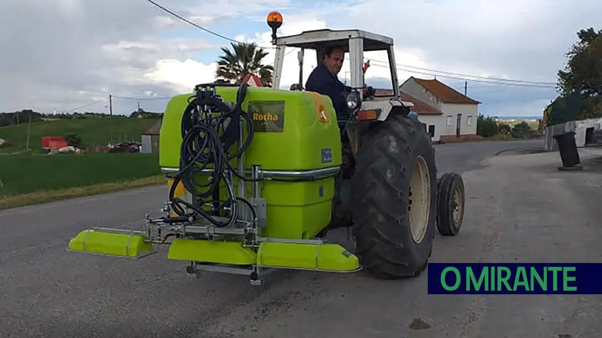 Agricultores desinfectam ruas de Achete, Azoia de Baixo e Póvoa de Santarém