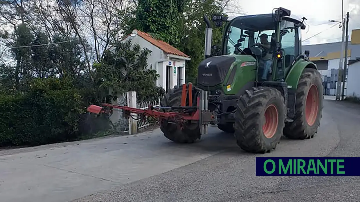 Agricultores desinfectam ruas de Achete, Azoia de Baixo e Póvoa de Santarém