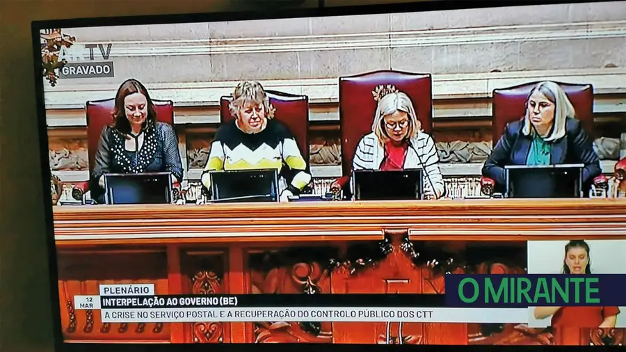 As mulheres e os dentes cerrados da administração dos CTT As mulheres e os dentes cerrados da administração dos CTT