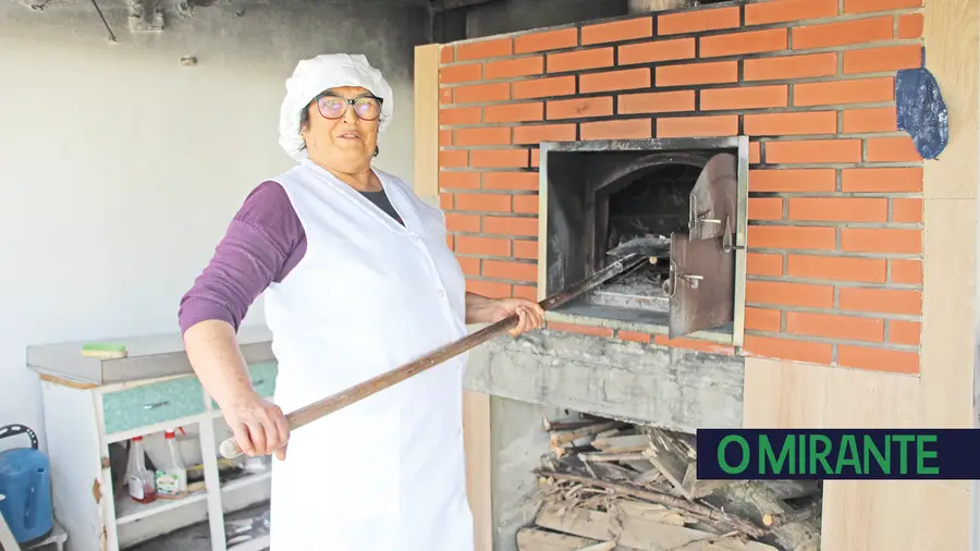 Gracinda Varela é um exemplo a cozer pão e a cuidar da horta na aldeia do Semideiro