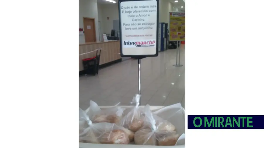 Intermarché de Benavente oferece pão a clientes carenciados