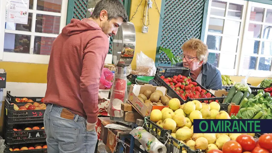 Nos mercados a vida continua apesar do vírus