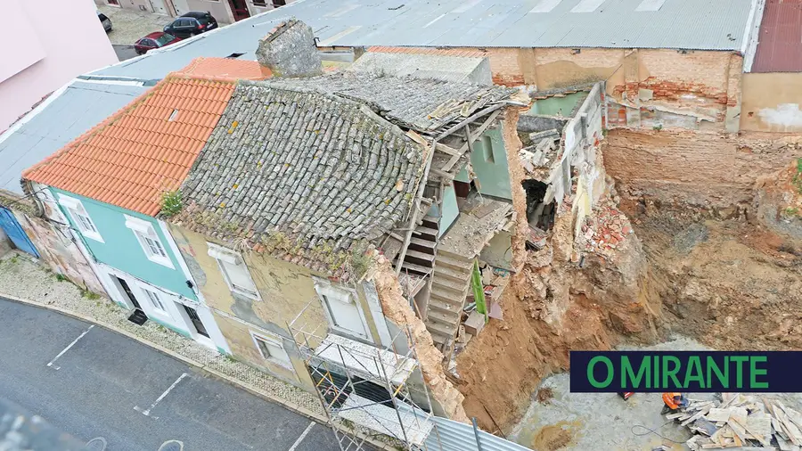 Edifício ruiu em Castanheira do Ribatejo e corta rua