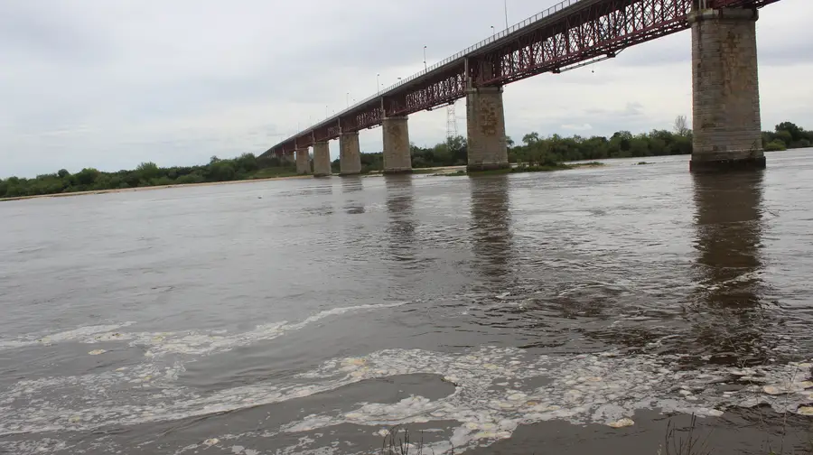 Rio Tejo poluído na zona de Santarém