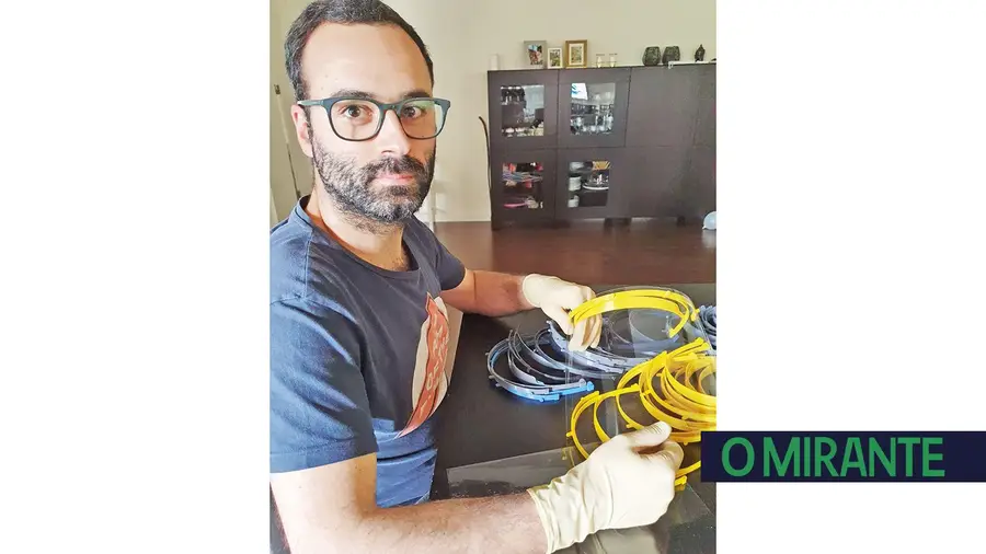 O técnico de informática e a decoradora que fazem e oferecem viseiras e máscaras O técnico de informática e a decoradora que fazem e oferecem viseiras e máscaras