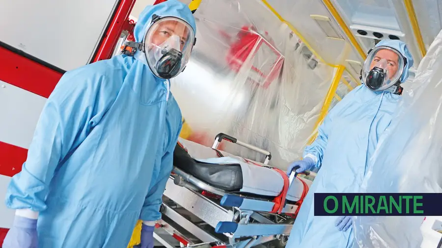 Bombeiros improvisam protecções para enfrentar a pandemia Bombeiros improvisam protecções para enfrentar a pandemia