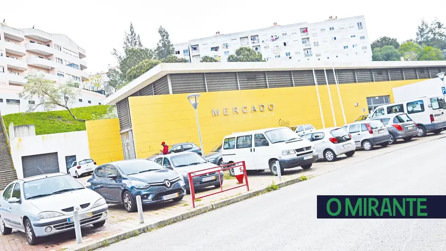 Estacionamento abusivo de carros para venda no Forte da Casa