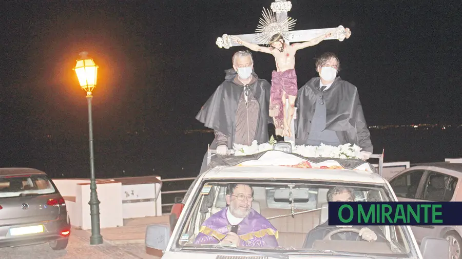 Imagem do Senhor da Misericórdia nas ruas da Chamusca numa carrinha de caixa aberta