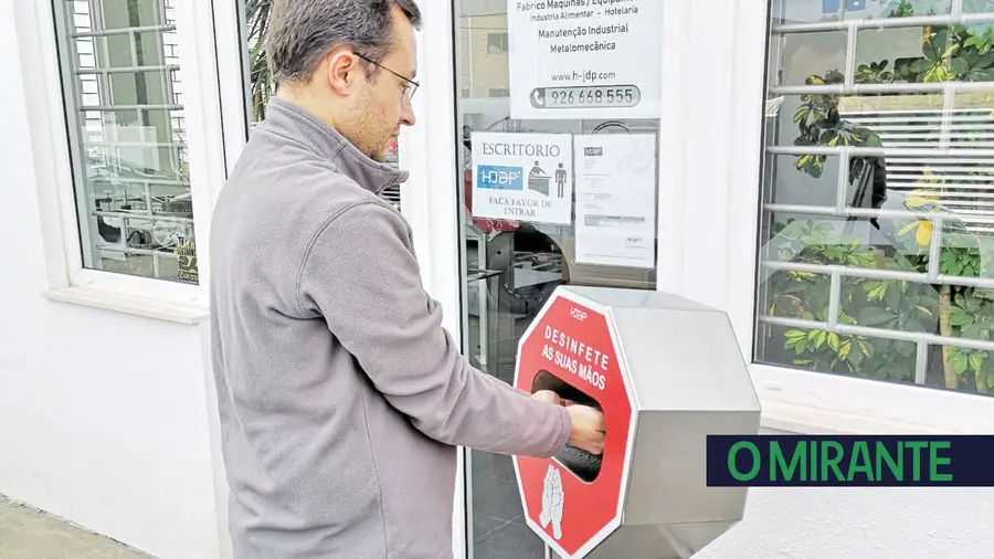 “ALCOOLMATIC” é um sistema automático para desinfectar as mãos desenvolvido pela H.JDP “ALCOOLMATIC” é um sistema automático para desinfectar as mãos desenvolvido pela H.JDP