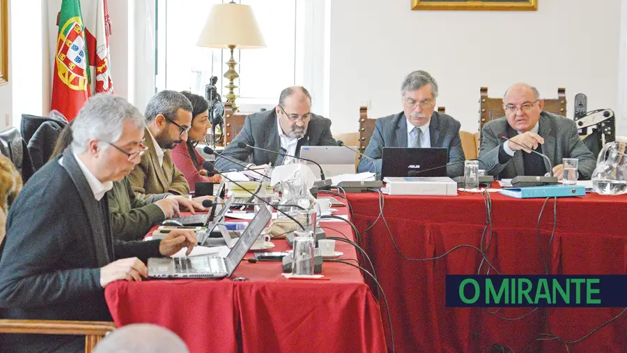 Autarca de Vila Franca de Xira critica redução drástica dos transportes públicos Autarca de Vila Franca de Xira critica redução drástica dos transportes públicos