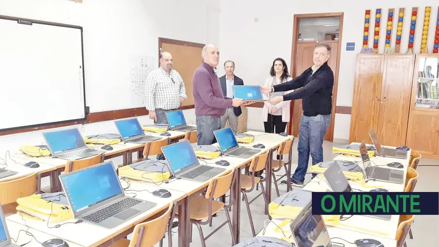 A Câmara de Mação entregou computadores portáteis A Câmara de Mação entregou computadores portáteis