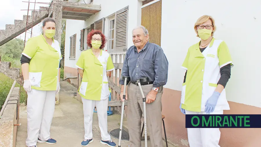Histórias de gente idosa que recebe apoio em casa mas vive feliz