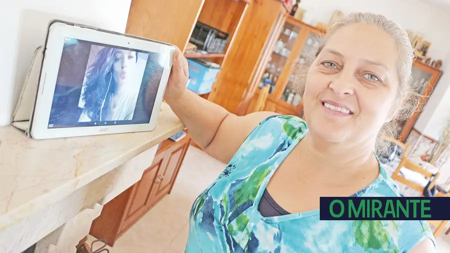 Novas tecnologias aproximam as mães dos filhos mas faltam os abraços e beijos Novas tecnologias aproximam as mães dos filhos mas faltam os abraços e beijos
