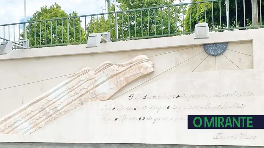 Letras de escultura em mármore roubadas do Aquapolis Letras de escultura em mármore roubadas do Aquapolis