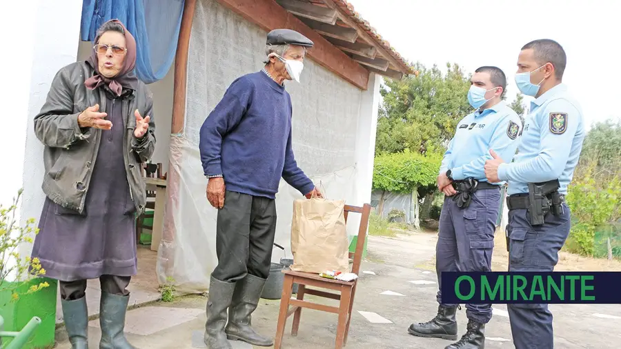 Militares da GNR são a companhia de idosos que vivem isolados Militares da GNR são a companhia de idosos que vivem isolados