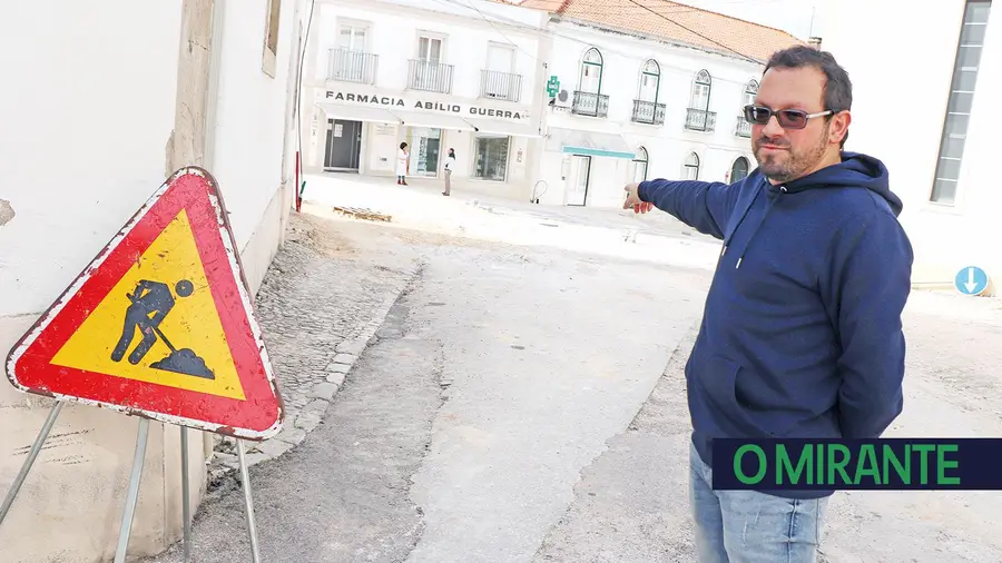 Trabalhadores das obras no Cartaxo  não respeitaram o luto de uma família