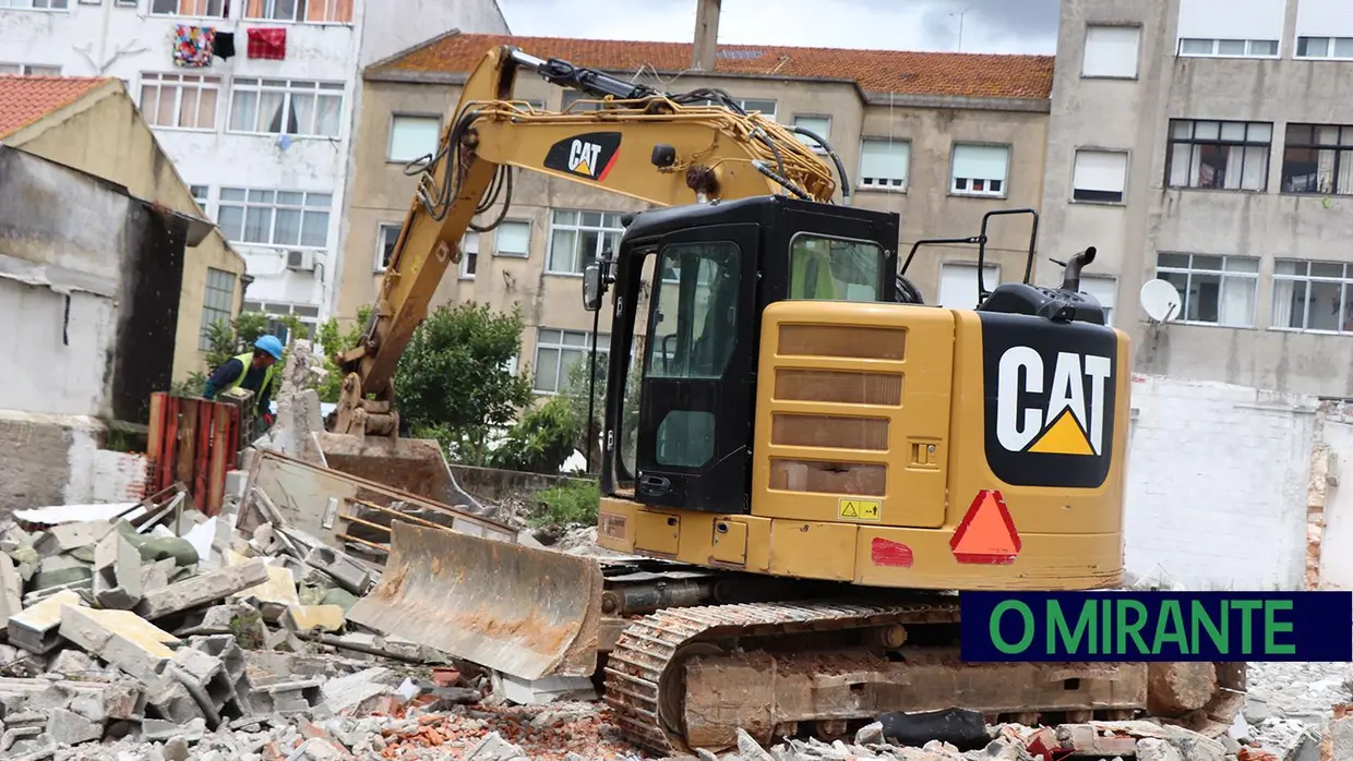 Demolição de armazéns no Cerco de São Lázaro em Santarém