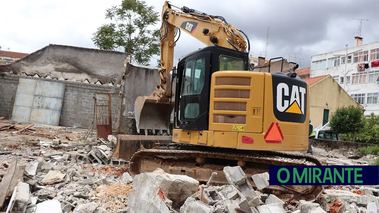 Demolição de armazéns no Cerco de São Lázaro em Santarém