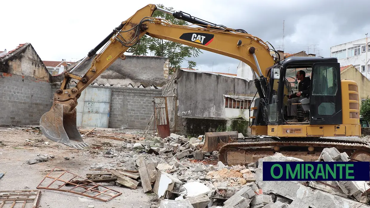 Demolição de armazéns no Cerco de São Lázaro em Santarém